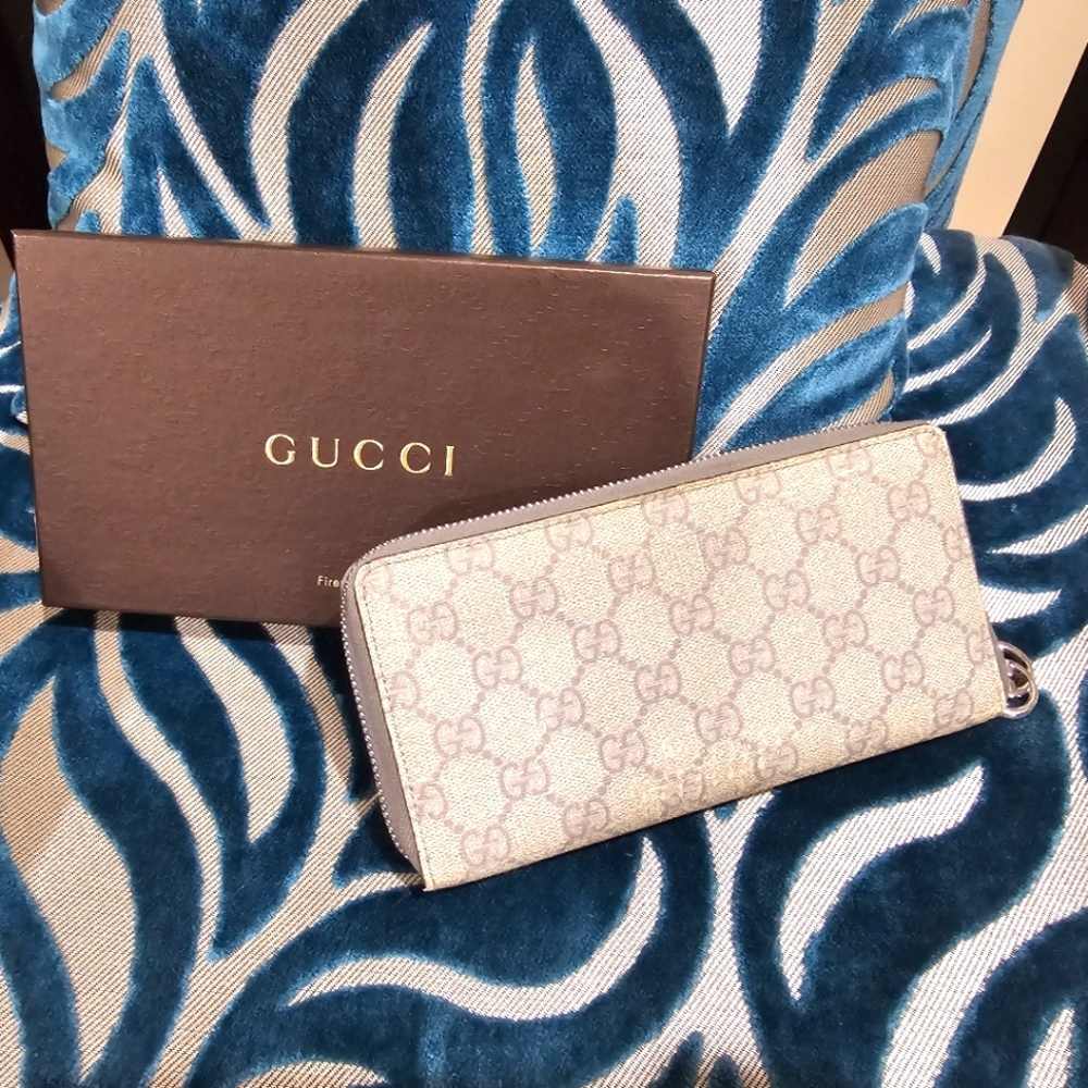 Authentic Gucci GG Beige Zippy Wallet